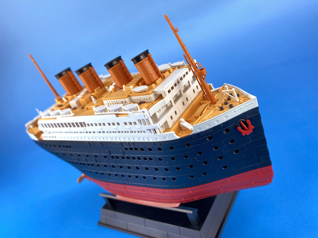 Suyata SL-001/SL-002 Titanic Seal Iceberg/Port Vehicle Scene Q Edition  Model Kit